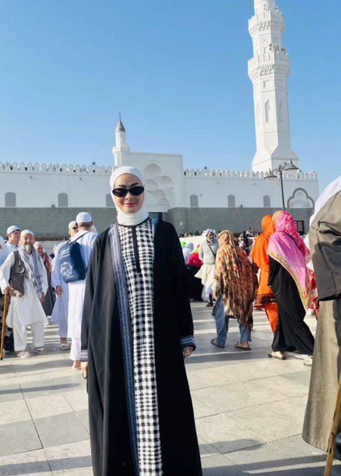 7 Potret Iis Dahlia dan Keluarga Jalani Umroh di Bulan Ramadan, Momen Penuh Haru di Tanah Suci