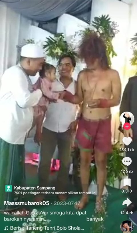 Jika Gus lain selalu kenakan kopiah dan menyisir rambutnya dengan rapi, Gus Akira memilih memanjangkan rambut dan tak menyisirnya. Ia juga kerap kali tak kenakan baju.