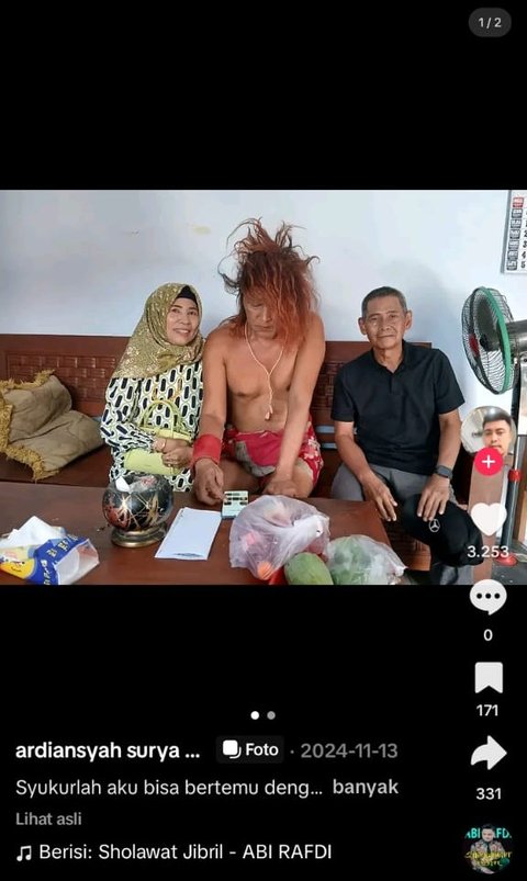 Meskipun dia adalah putra seorang kyai terkenal, Gus Akira lebih memilih menggunakan motor tua yang sudah usang dan dimodifikasi. Gayanya saat mengisi bensin motor itu di pom bensin pun sempat viral.