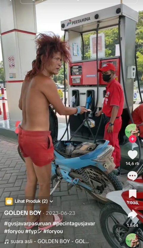 Gus Akira kerap kali menggelar hiburan rakyat. Menurut wartabromo.com, dalam satu gelaran yang digelar Gus Akira, ada 4 panggung untuk 4 orkes dangdut. Ia juga pernah bermain gitar hingga 5 jam nonstop.&nbsp;