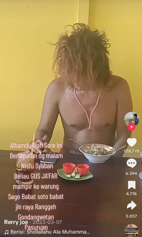 Masih dilansir dari sumber yang sama, Gus Akira juga tak jarang bepergian mengunjungi Bali, Jakarta, hingga Malaysia membawa rombongan secara gratis.