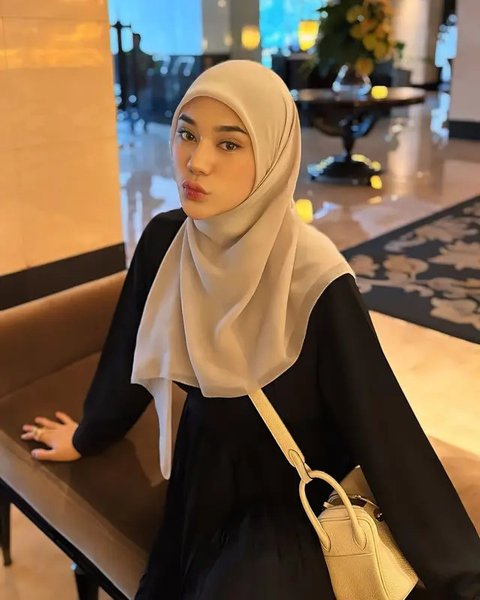 Clara Shinta tampil black on black, ia mengenakan blazer hitam fur dengan list putih. Dipadukan inner dan rok plisket warna senada.  [@clarashintareal]