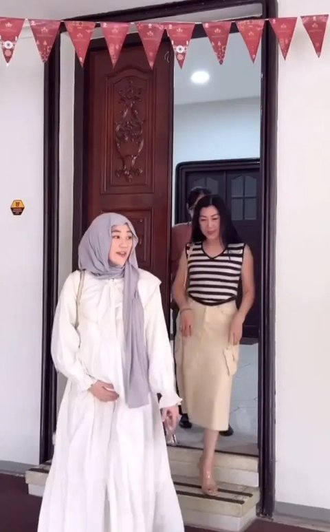 Clara Shinta tampil black on black, ia mengenakan blazer hitam fur dengan list putih. Dipadukan inner dan rok plisket warna senada.  [@clarashintareal]