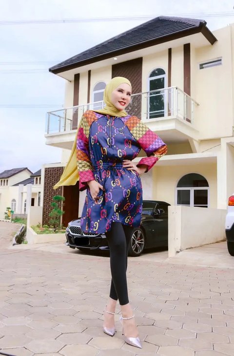 Clara Shinta tampil black on black, ia mengenakan blazer hitam fur dengan list putih. Dipadukan inner dan rok plisket warna senada.  [@clarashintareal]