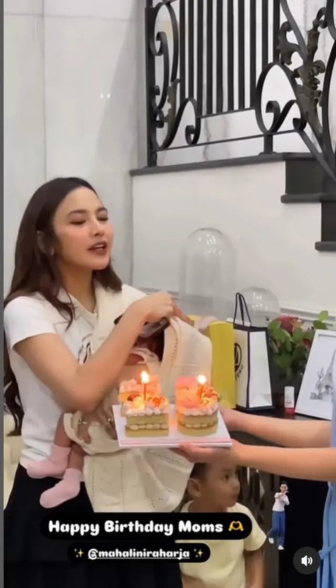 Potret Mahalini Gendong Anak di Ulang Tahunnya. (Sumber: Instagram/moodlini7)