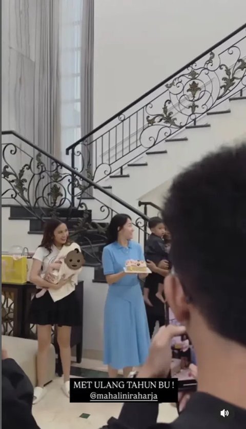 Potret Mahalini Gendong Anak di Ulang Tahunnya. (Sumber: Instagram/moodlini7)