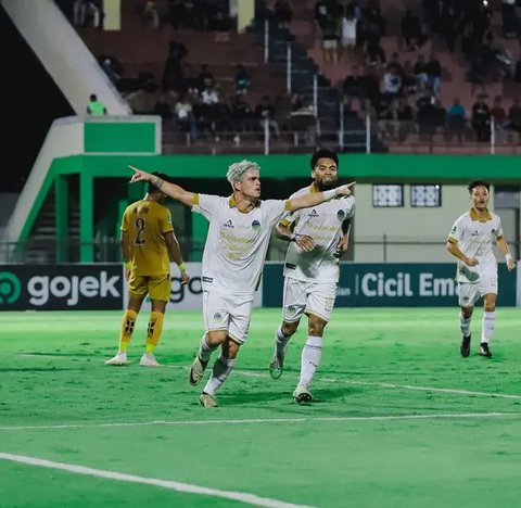 Pemain PSIM Yogyakarta, Rafinha mencium trofi Pegadaian Liga 2 2024/2025 setelah timnya berhasil menang atas Bhayangkara FC dalam laga final yang berlangsung di Stadion Manahan, Solo, Jawa Te