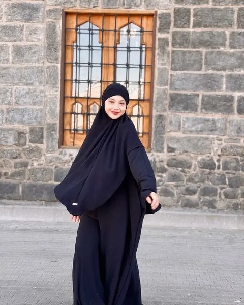 Artis jalani umrah di awal bulan Ramadhan 2025. (sumber: Instagram/isdadahlia/chafrederica/rey_mbayang)