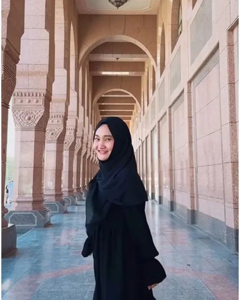 Artis jalani umrah di awal bulan Ramadhan 2025. (sumber: Instagram/isdadahlia/chafrederica/rey_mbayang)