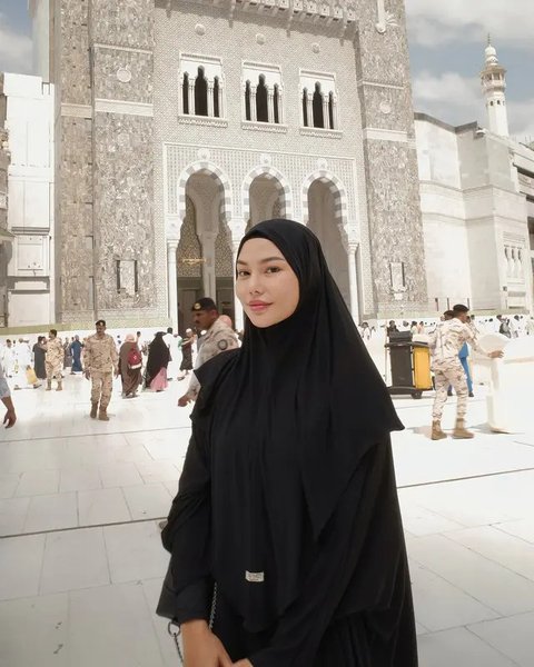 Artis jalani umrah di awal bulan Ramadhan 2025. (sumber: Instagram/isdadahlia/chafrederica/rey_mbayang)