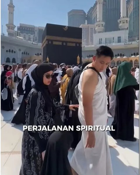 Artis jalani umrah di awal bulan Ramadhan 2025. (sumber: Instagram/isdadahlia/chafrederica/rey_mbayang)