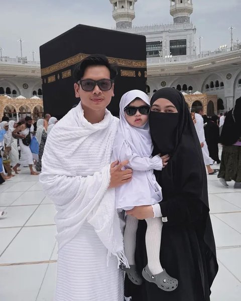 Artis jalani umrah di awal bulan Ramadhan 2025. (sumber: Instagram/isdadahlia/chafrederica/rey_mbayang)