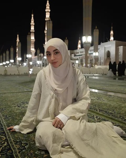 Artis jalani umrah di awal bulan Ramadhan 2025. (sumber: Instagram/isdadahlia/chafrederica/rey_mbayang)