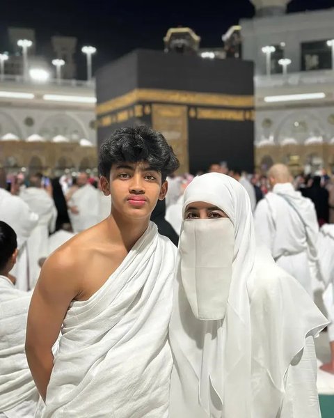 Artis jalani umrah di awal bulan Ramadhan 2025. (sumber: Instagram/isdadahlia/chafrederica/rey_mbayang)