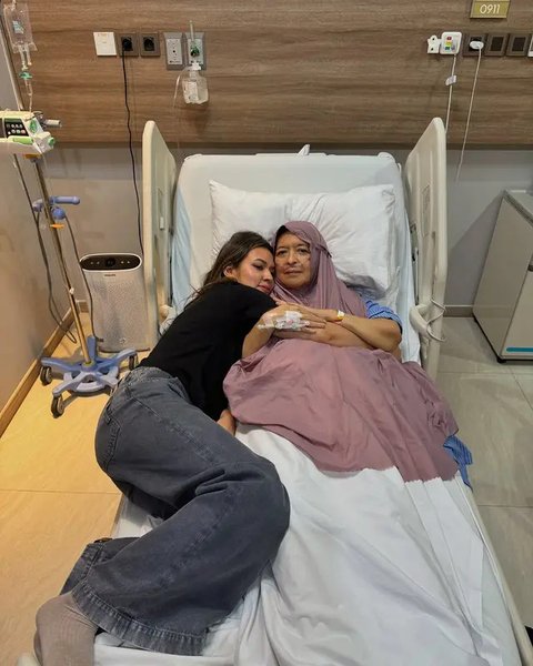Potret Raisa dan sang akak menjaga ibunda yang sakit kanker paru stadium 4. (sumber: Instagram/rinaldinurpratama)