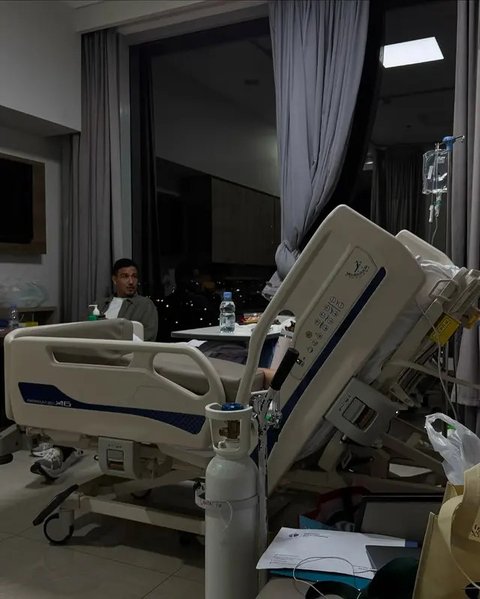 Potret Raisa dan sang akak menjaga ibunda yang sakit kanker paru stadium 4. (sumber: Instagram/rinaldinurpratama)