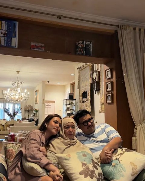 Potret Raisa dan sang akak menjaga ibunda yang sakit kanker paru stadium 4. (sumber: Instagram/rinaldinurpratama)