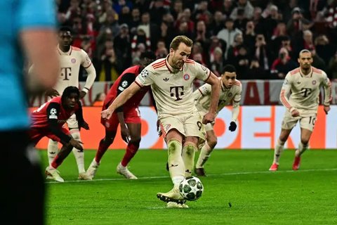 Pemain Bayern Munchen, Harry Kane, melakukan selebrasi setelah mencetak gol ke gawang Augsburg dalam laga pekan 11 Bundesliga 2024/2025 yang dihelat di Allianz Arena, Sabtu (23/11/2024). (AFP