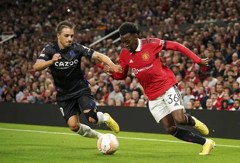 Pemain Manchester United merayakan gol yagn dicetak Rasmus Hojlund ke gawang Viktoria Plzen dalam laga Liga Europa 2024/2025 di Plzen, Jumat (13/12/2024) dini hari WIB. (Michal Cizek / AFP)