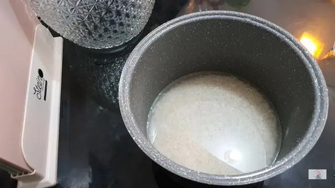 Cara Masak Beras Pera Jadi Pulen dengan 3 Bahan Dapur (Credit: YouTube/Phesi Esterju)