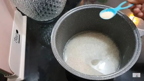 Cara Masak Beras Pera Jadi Pulen dengan 3 Bahan Dapur (Credit: YouTube/Phesi Esterju)