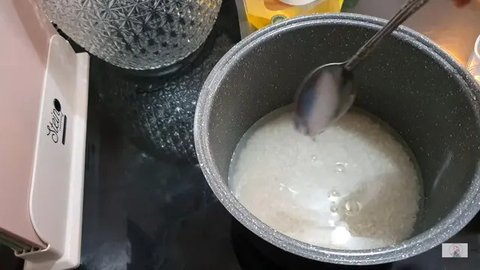Cara Masak Beras Pera Jadi Pulen dengan 3 Bahan Dapur (Credit: YouTube/Phesi Esterju)