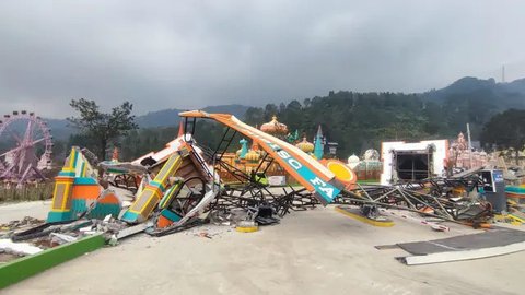 Kondisi gerbang Hibisc Fantasy Puncak yang dirusak menggunakan alat berat setelah disegel Deputi Bidang Gakkum KLH. (dok. Liputan6.com/Achmad Sudarno)