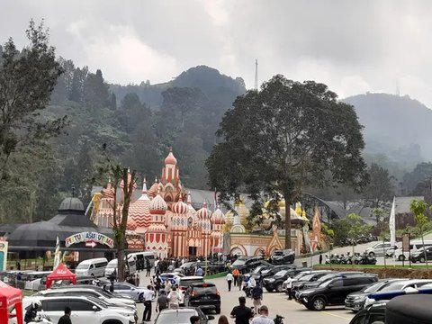Kondisi gerbang Hibisc Fantasy Puncak yang dirusak menggunakan alat berat setelah disegel Deputi Bidang Gakkum KLH. (dok. Liputan6.com/Achmad Sudarno)