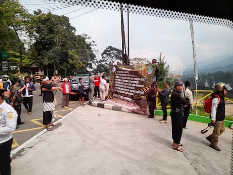 Kondisi gerbang Hibisc Fantasy Puncak yang dirusak menggunakan alat berat setelah disegel Deputi Bidang Gakkum KLH. (dok. Liputan6.com/Achmad Sudarno)