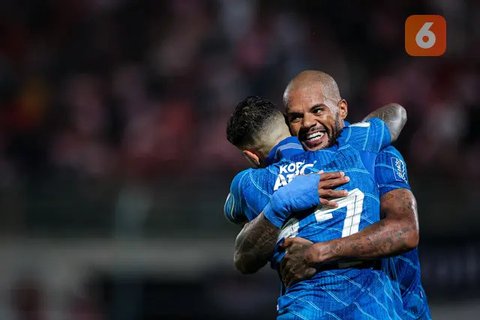 Pemain Persib Bandung, David da Silva mencetak gol penyama kedudukan 2-2 ke gawang Persija Jakarta dalam laga lanjutan BRI Liga 1 2024/2025 di Stadion Patriot Candrabhaga, Bekasi, Minggu (16/