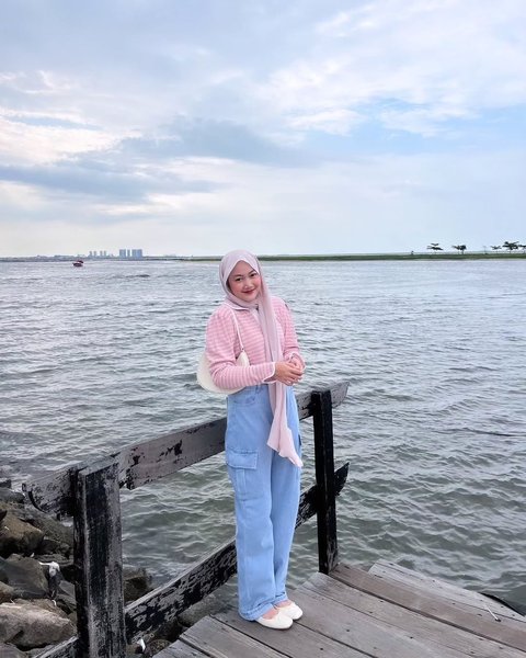6 Inspirasi OOTD Hijab Pantai Simpel yang Nyaman dan Stylish, Cocok untuk Foto - Main Air