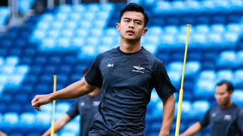 Lemparan ke dalam Pratama Arhan. (Bola.com/Dok.True Bangkok United).
