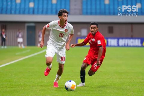 Pemain Timnas Indonesia U-17, Welber Jardim (kiri) menguasai bola dibayangi pemain Timnas Panama U-17, Oldemar Castillo pada laga kedua Grup A Piala Dunia U-17 2023 di Stadion Gelora Bung
