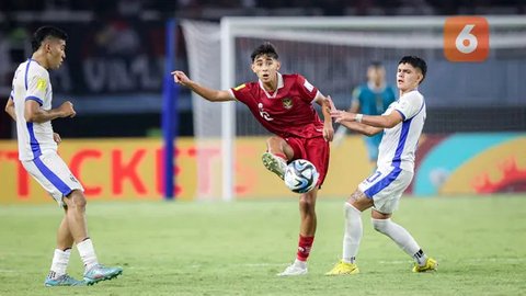 Pemain Timnas Indonesia U-17, Welber Jardim (kiri) menguasai bola dibayangi pemain Timnas Panama U-17, Oldemar Castillo pada laga kedua Grup A Piala Dunia U-17 2023 di Stadion Gelora Bung