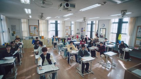 TREASURE Rilis MV 'Yellow' yang Fresh dan Berwarna dengan Nuansa Kampus