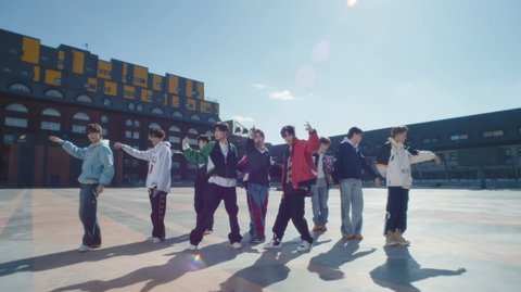 TREASURE Rilis MV 'Yellow' yang Fresh dan Berwarna dengan Nuansa Kampus