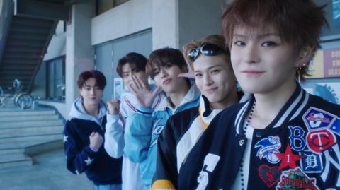 TREASURE Rilis MV 'Yellow' yang Fresh dan Berwarna dengan Nuansa Kampus
