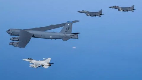 Jet tempur Angkatan Udara Korea Selatan KF-16 lepas landas dari pangkalan udara yang dirahasiakan di Korea Selatan. Korea Selatan dan Amerika Serikat menggelar latihan militer gabungan Ulchi