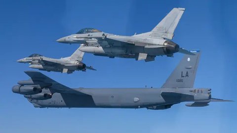 Jet tempur Angkatan Udara Korea Selatan KF-16 lepas landas dari pangkalan udara yang dirahasiakan di Korea Selatan. Korea Selatan dan Amerika Serikat menggelar latihan militer gabungan Ulchi