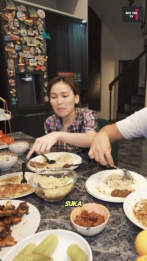 Perlihatkan Kedekatan Dengan Keluarga Sambil Tebak-Tebakan Kocak, Ini Momen Sahur Ayu Ting Ting