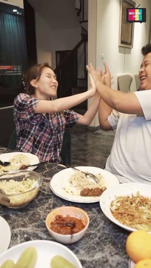 Perlihatkan Kedekatan Dengan Keluarga Sambil Tebak-Tebakan Kocak, Ini Momen Sahur Ayu Ting Ting