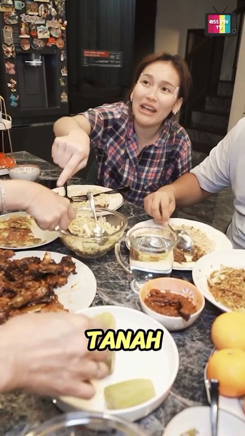 Perlihatkan Kedekatan Dengan Keluarga Sambil Tebak-Tebakan Kocak, Ini Momen Sahur Ayu Ting Ting