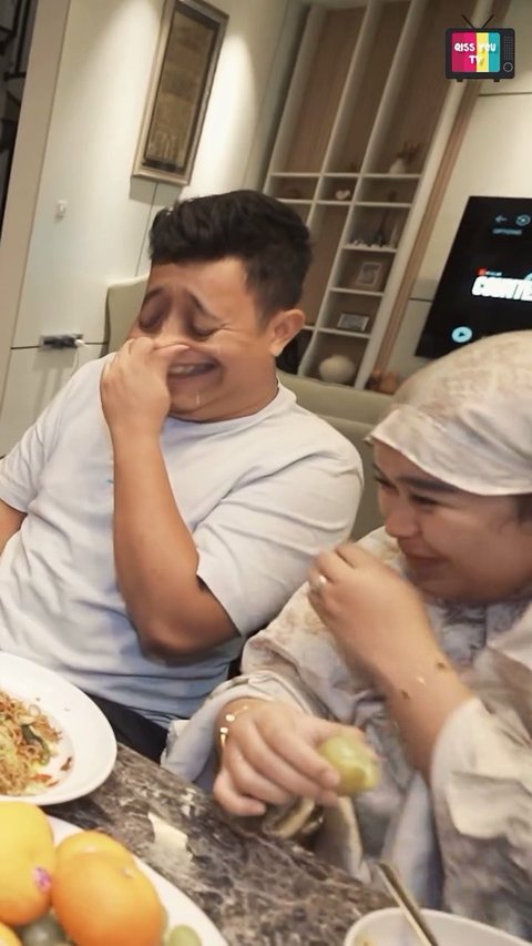Perlihatkan Kedekatan Dengan Keluarga Sambil Tebak-Tebakan Kocak, Ini Momen Sahur Ayu Ting Ting