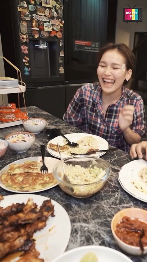 Perlihatkan Kedekatan Dengan Keluarga Sambil Tebak-Tebakan Kocak, Ini Momen Sahur Ayu Ting Ting