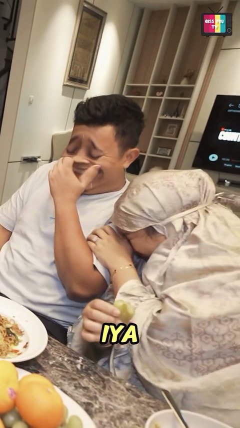 Perlihatkan Kedekatan Dengan Keluarga Sambil Tebak-Tebakan Kocak, Ini Momen Sahur Ayu Ting Ting