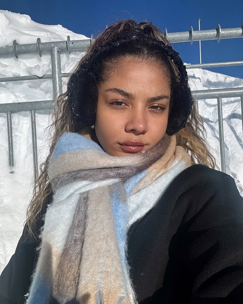 7 Potret Zsa Zsa Utari di Switzerland, Salfok Dengan Hidung Mancung yang Memerah