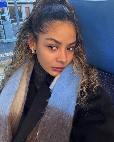 7 Potret Zsa Zsa Utari di Switzerland, Salfok Dengan Hidung Mancung yang Memerah