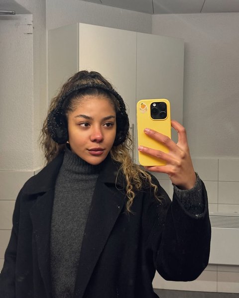 7 Potret Zsa Zsa Utari di Switzerland, Salfok Dengan Hidung Mancung yang Memerah