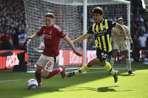 Manajer Manchester City, Pep Guardiola, mencoba menenangkan Mateo Kovacic yang kesal setelah kalah dari Nottingham Forest dalam lanjutan Liga Inggris 2024/2025, Sabtu (8/3/2025) malam WIB. (D