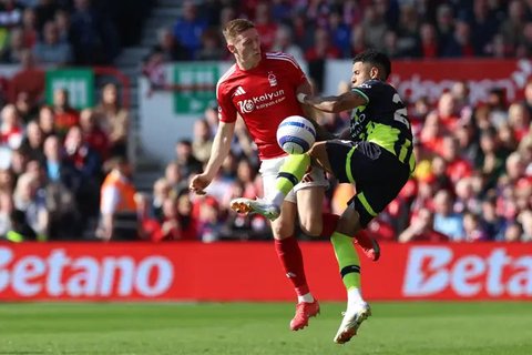 Manajer Manchester City, Pep Guardiola, mencoba menenangkan Mateo Kovacic yang kesal setelah kalah dari Nottingham Forest dalam lanjutan Liga Inggris 2024/2025, Sabtu (8/3/2025) malam WIB. (D